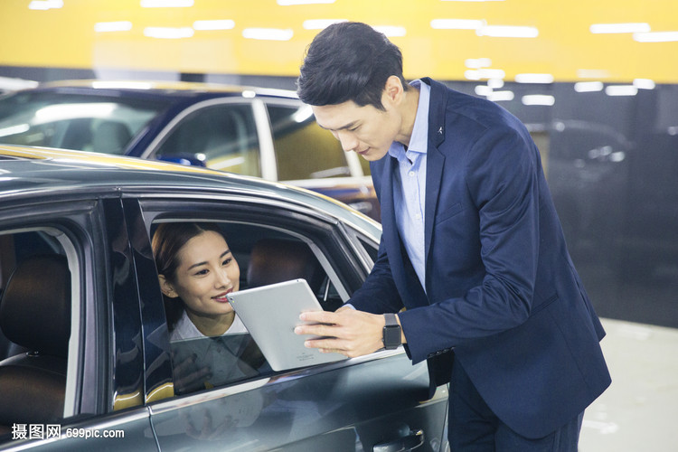 汽車銷售員與正在試乘的女士