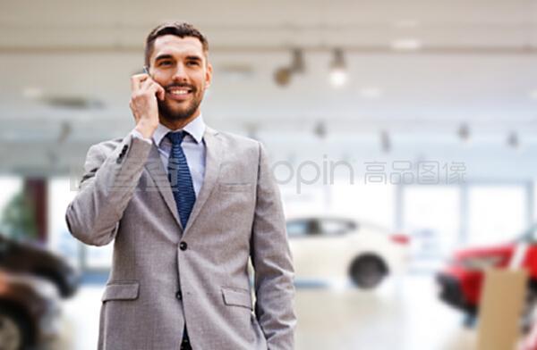 汽車業(yè)務,汽車銷售,手勢和人的概念-微笑的商人在智能手機上談論汽車展示背景