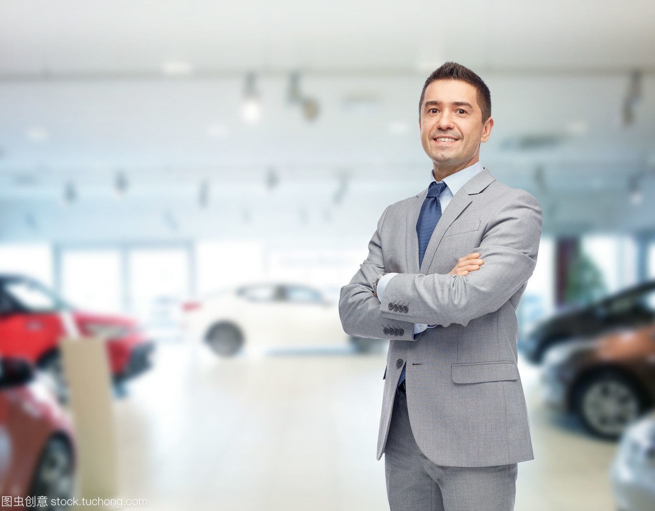 商業,汽車銷售,消費主義和人們概念-快樂的人在汽車展覽或沙龍的背景